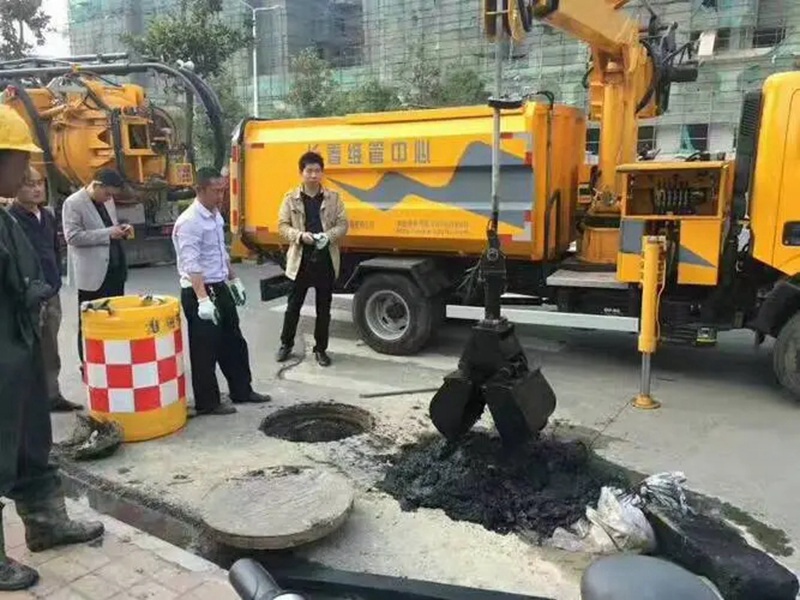 乌烈镇街道：网格员化身“清道夫”，为民解忧疏通“堵心”化粪池