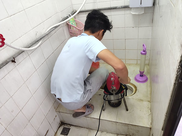 乌烈镇肥皂掉到马桶里把马桶堵住了怎么办？马桶堵住了怎么办
